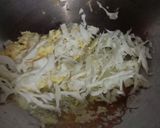 Foto langkah ke 3 dari resep Mie goreng kol telur.
