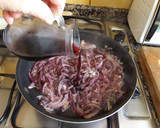 Foto del paso 1 de la receta: Filetes de cerdo con cebolla morada