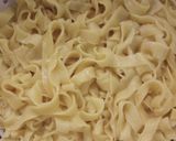 Pas rețetă Tagliatelle de casă cu ciupercuțe, cârnați și smântână 6 fotografie