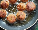 A picture of step 5 of Deep Fried Ginger Fish Ball.