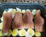 Foto del paso 3 de la receta: Salmón al horno gratinado con verduras