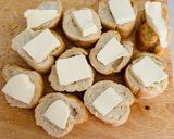Hình bước làm 2 của món Bánh mì phô mai với cá hồi xông khói