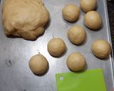Foto langkah ke 4 dari resep Donat Pisang Frozen Empuk & Lembut.