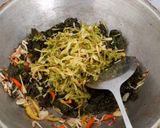 Foto langkah ke 3 dari resep Tumis bunga pepaya dan daun singkong.