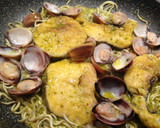 Foto del paso 11 de la receta: Merluza a la marinera al azafrán con almejas y gulas