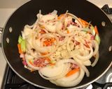 A picture of step 2 of Jiamppong (Korean seafood & vegetable noodle soup).