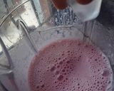 Foto langkah ke 2 dari resep Smoothie Stroberi.
