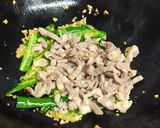 รูปขั้นตอนการทำที่ 8 ของ หมูผัดพริก