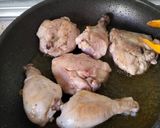 Foto del paso 1 de la receta Muslos de pollo con verduras y aceitunas