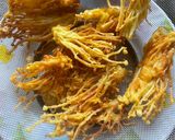 Gambar langkah 7 resipi Cendawan Enoki Goreng.