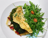 Foto del paso 7 de la receta: Taco de tortilla relleno de brócoli con fritada de queso fresco y pimiento