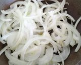 Foto del paso 2 de la receta: Calamaritos en salsa con cebolla