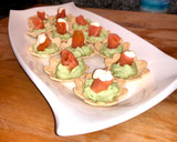 Foto del paso 2 de la receta: Canapés de salmón ahumado y crema de aguacate con queso Camembert
