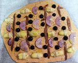 Foto del paso 3 de la receta Coca de alcachofas, cebolla roja, anchoas y aceitunas negras