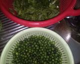 Foto langkah ke 1 dari resep Tumis oncom, bertaburkan leunca&kemangi.