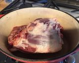 Une image de l'étape 1 de Gigot d'agneau de 8 heures confit d'ail oignon et carottes aux aromates.