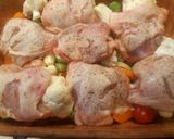 Csirkecombok zöldségágyon recept fázis 3 fotója