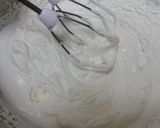 A picture of step 4 of [Baking Tips] How to Easily Whip Cream Frosting.