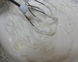 A picture of step 4 of [Baking Tips] How to Easily Whip Cream Frosting.