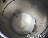 A picture of step 1 of Milkybar Milkshake.