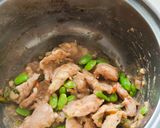 รูปขั้นตอนการทำที่ 5 ของ หมูนุ่ม ผัดกะปิสะตอ