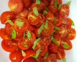 Foto del paso 3 de la receta: Ensalada de tomates cherry y aguacates con semillas de sésamo negro y albahaca