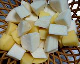 Hình bước làm 2 của món Xương đuôi heo nấu khoai tây, củ canh (khoai mỡ)