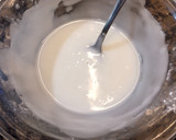 Foto del paso 14 de la receta Bizcocho de coco y lima con glaseado de coco rosa