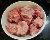 Hình bước làm 1 của món Sườn hầm củ quả