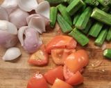 A picture of step 1 of Bhindi Do Pyaza.