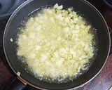 Foto del paso 1 de la receta Tortilla de papas con cebolla y ensalada de tomate