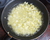 Foto del paso 1 de la receta: Tortilla de papas con cebolla y ensalada de tomate