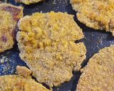 Foto del paso 4 de la receta: Milanesas de peceto al horno con ensalada verde y papas noisette