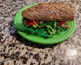 Foto del paso 5 de la receta: Bocadillo de pan de 7 cereales con atún, huevo, rúcula y pimientos asados 😋😉