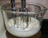 Foto del paso 1 de la receta: Chaja (torta con dulce de leche, crema y duraznos)