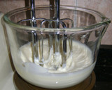 Foto del paso 1 de la receta: Chaja (torta con dulce de leche, crema y duraznos)