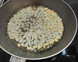 Foto del paso 4 de la receta: Noodles de arroz con salsa de tomate casera y panceta