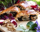 Foto del passaggio 10 della ricetta Strudel salato con spinaci, fontina, noci e pere
