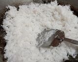 Foto langkah ke 1 dari resep Serundeng Kelapa Ayam Suir.