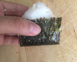 Foto del paso 3 de la receta: Onigiri de atún express 🍙 (fácil y rápido)