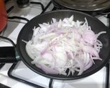 Foto del paso 2 de la receta: Sopa de cocido y timbal de filete de cerdo con cebolla caramelizada y pimientos asados