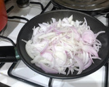 Foto del paso 2 de la receta: Sopa de cocido y timbal de filete de cerdo con cebolla caramelizada y pimientos asados