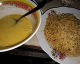 Foto langkah ke 3 dari resep Omelet mie goreng.