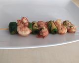 Foto del paso 3 de la receta: Brochetas de langostinos y verduras al ajillo