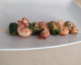 Foto del paso 3 de la receta: Brochetas de langostinos y verduras al ajillo
