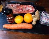 Foto del paso 1 de la receta: Carne de cerdo cítrico (pechito) agridulce  perfumado con jengibre y tomillo a la cacerola