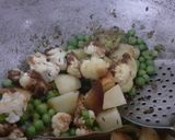 A picture of step 3 of Aloo gobi mutter tehri.