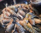Foto langkah ke 3 dari resep Udang Saus Asam Manis.