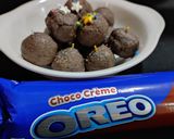 A picture of step 4 of Oreo chocolate balls.