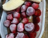 Foto langkah ke 1 dari resep Smoothies Pisang Strawberry.